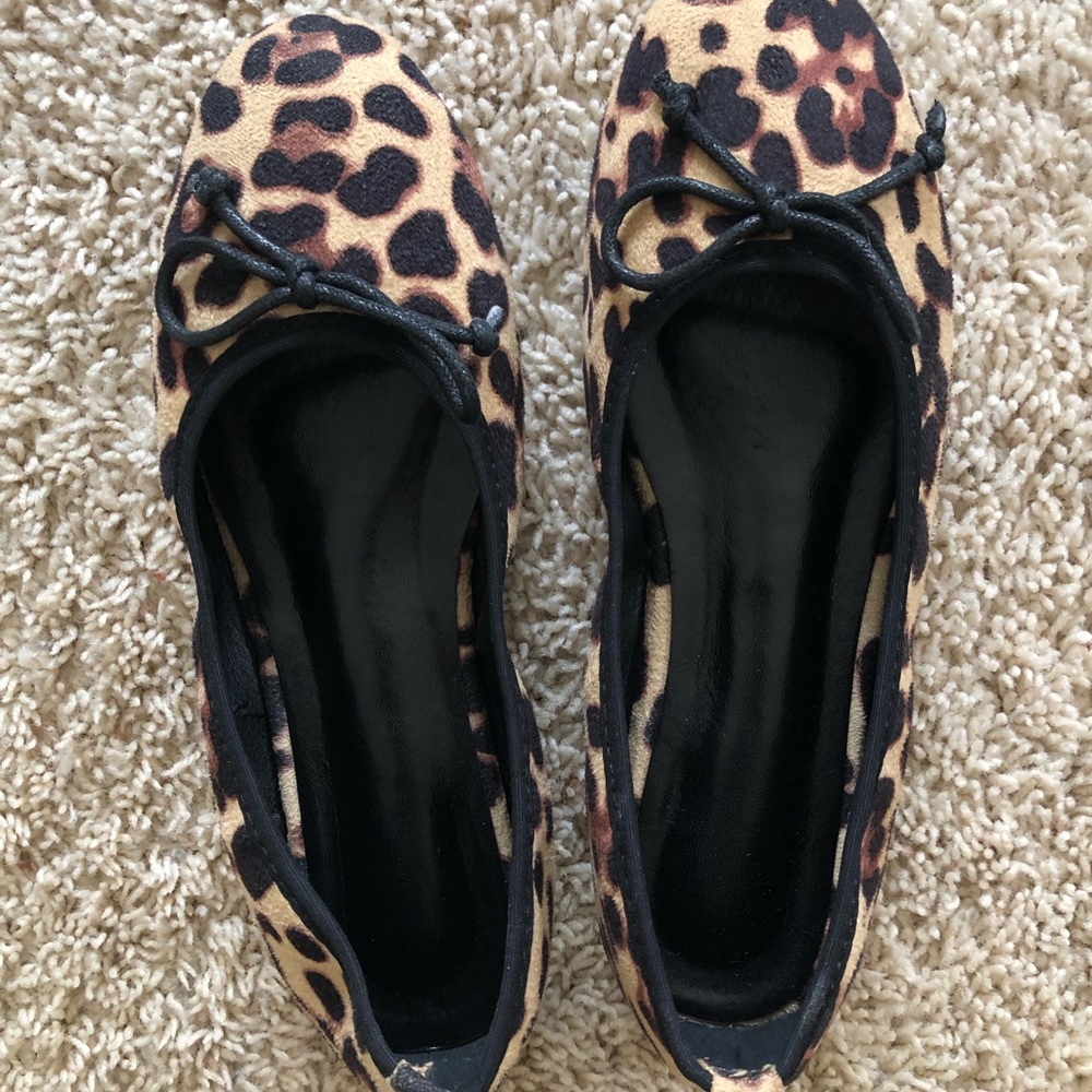 Leopard print flats (NEW)